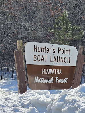 Un panneau indiquant l’accès au port de plaisance de Hunter’s Point, situé dans la forêt nationale de Hiawatha.