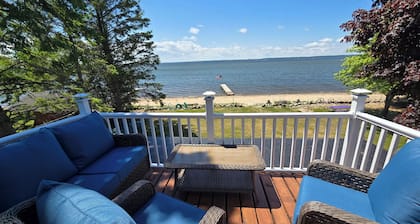Comfortable 3-bedroom 2 bath home with beach on Little Bay de noc. Pets welcome!