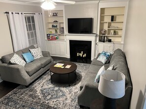 Living area - Beautiful 3-bedroom house with AC in charming Danville (Danville)