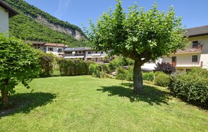 A residential area with a grassy lawn, a tree, and buildings with balconies. - Awesome apartment in Rocca with WiFi (Rocca)