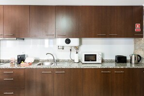 Wasserkocher mit Kaffee-/Teezubehör, Kühlschrank, Mikrowelle, Toaster