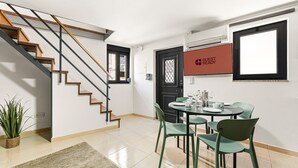Cocina moderna con comedor, una escalera y un letrero que dice 'GUEST READY'.