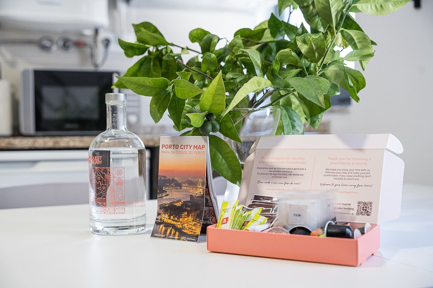 Een fles water, een kaart van Porto en een doosje met verzorgingsproducten op een tafel.