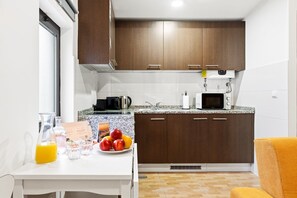 Wasserkocher mit Kaffee-/Teezubehör, Kühlschrank, Mikrowelle, Toaster