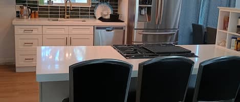 Refrigerador, microondas, horno y parrilla de estufa