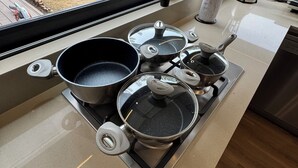 Keittiössä on kaasuliesi, kattiloita, tehosekoitin ja ikkunasta avautuu näkymä takapihalle, jossa on uima-allas.