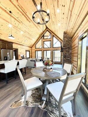 Dining - Little Buck Creek, Romantic Getaway Cabin! (McCurtain County)