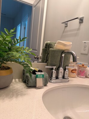 Een douche, handdoeken, zeep, shampoo