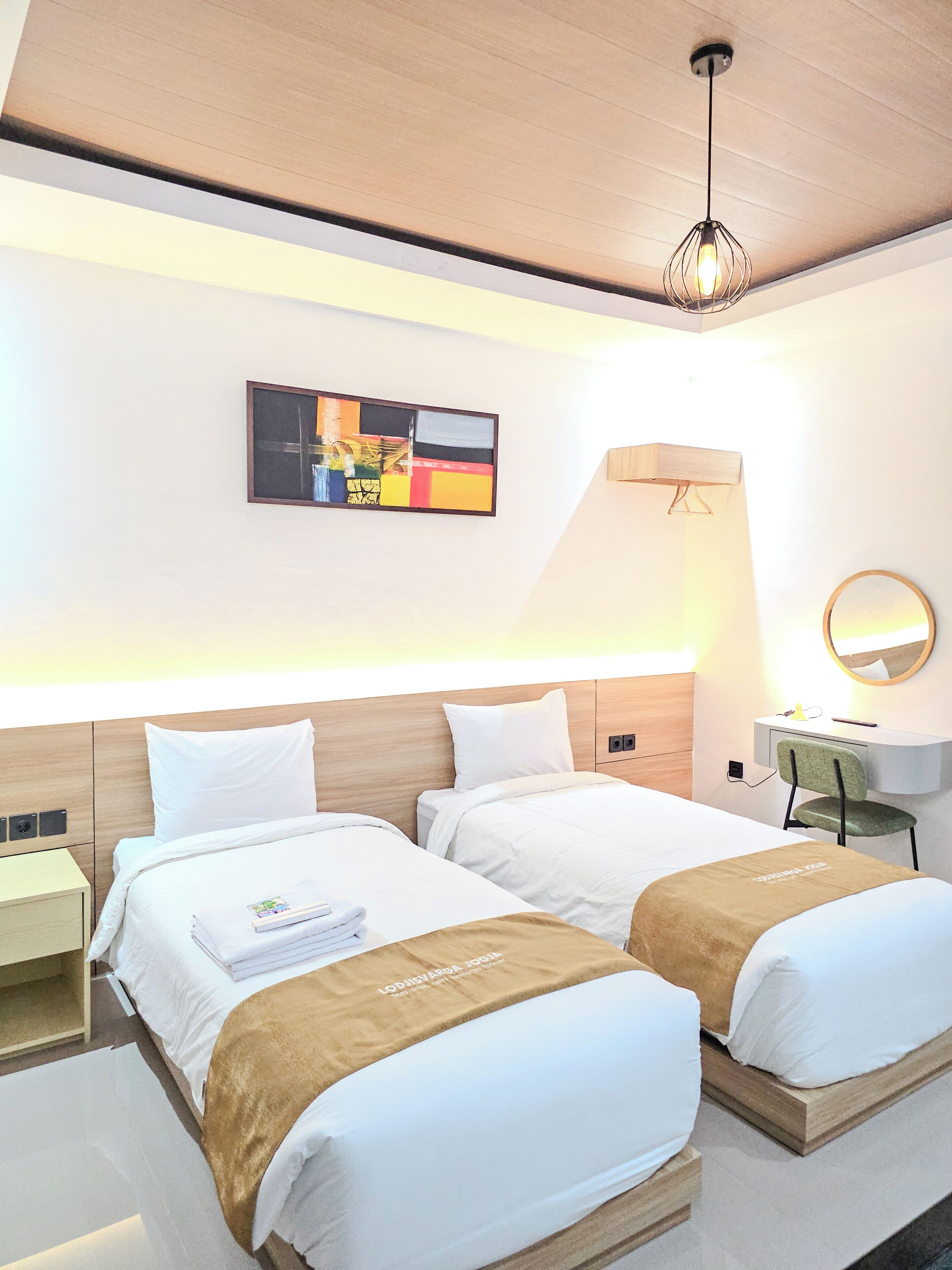 Kamar Twin Superior, patio, pemandangan kolam renang | Brankas, meja kerja, ruang kerja ramah laptop, dan tirai kedap cahaya