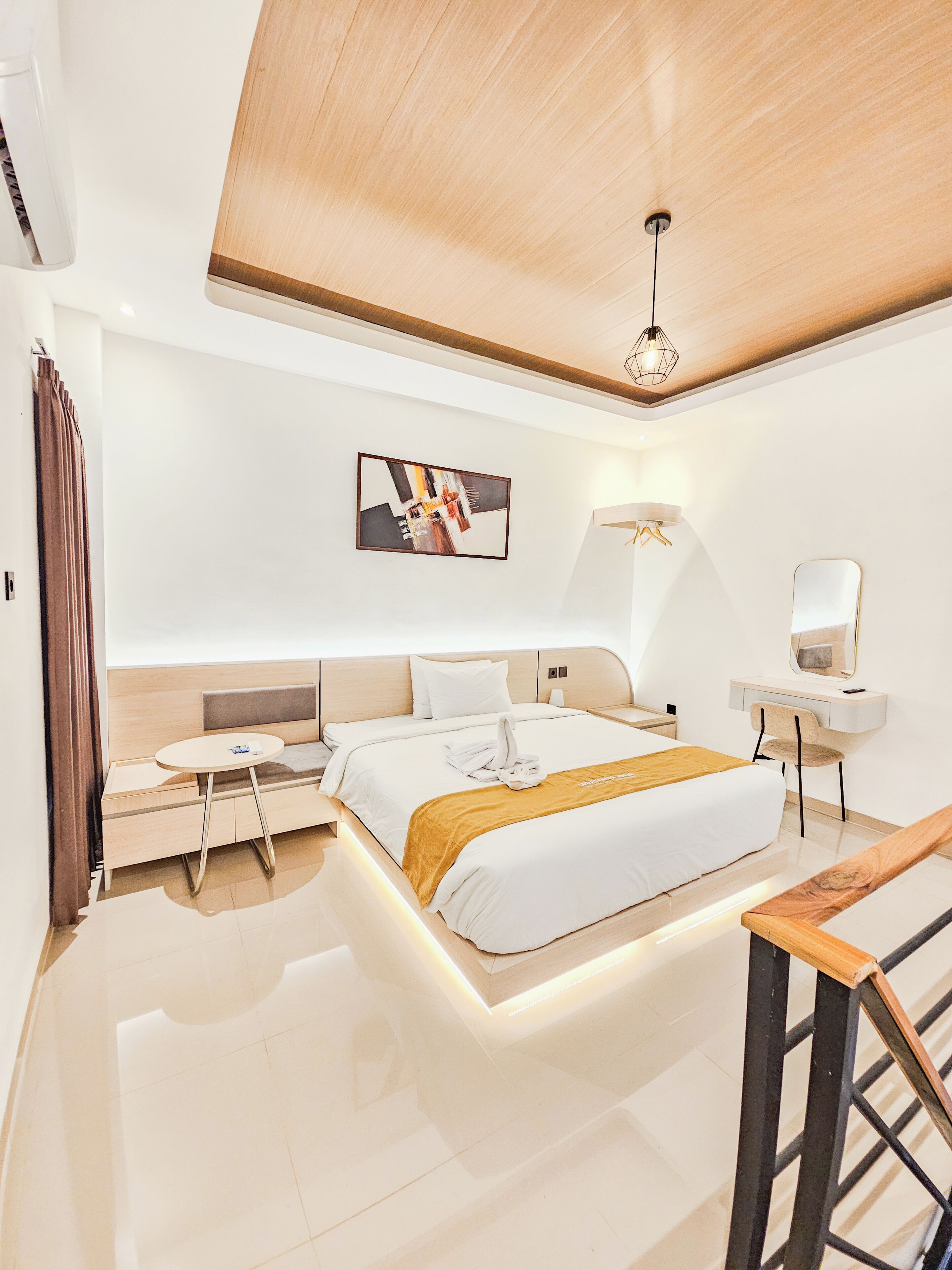 Suite Premium, patio, pemandangan kolam renang | Brankas, meja kerja, ruang kerja ramah laptop, dan tirai kedap cahaya