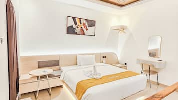 Premium-Suite, Terrasse, Poolblick | Zimmersafe, Schreibtisch, laptopgeeigneter Arbeitsplatz