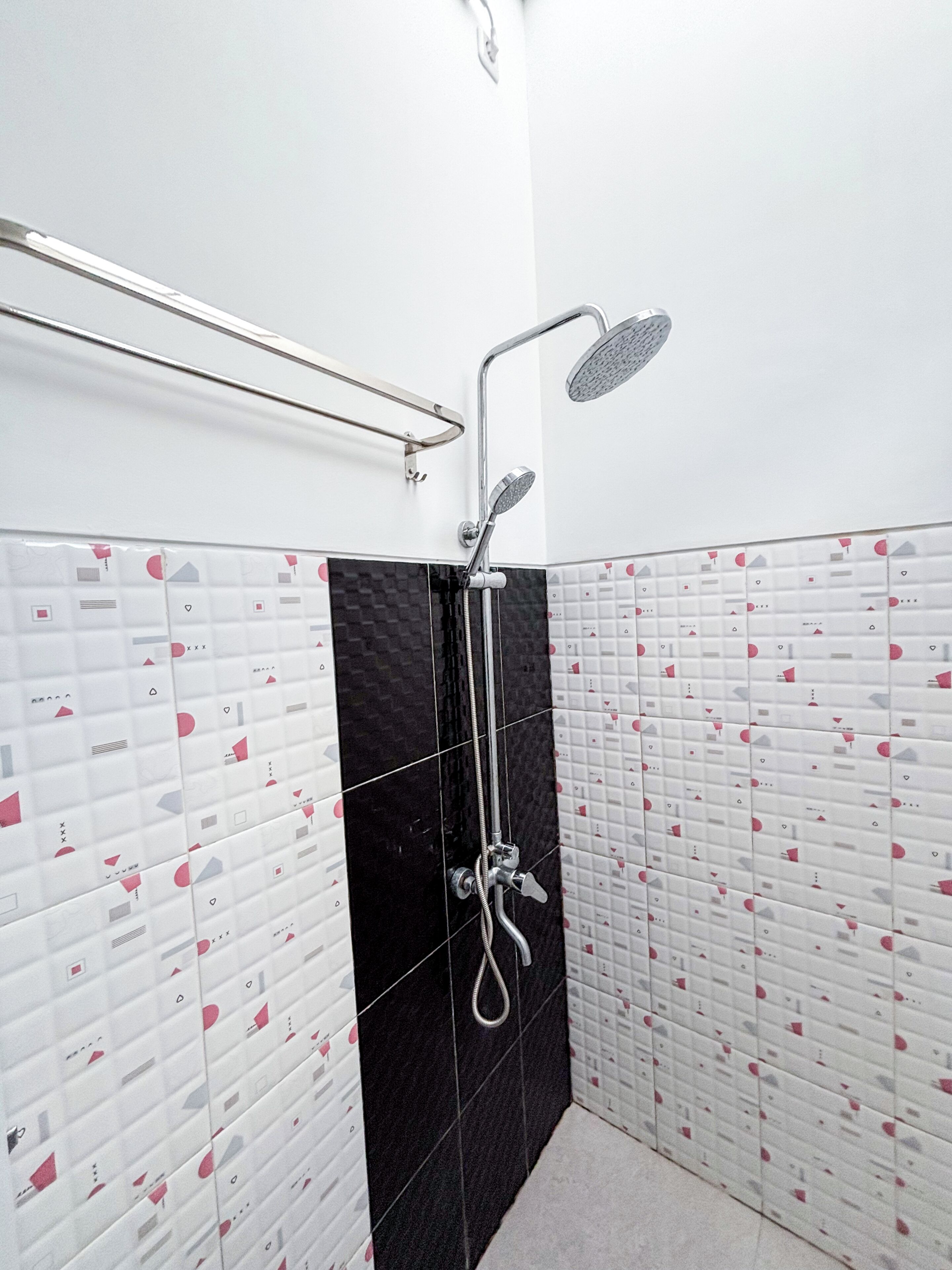 Dusche, kostenlose Toilettenartikel, Haartrockner, Hausschuhe