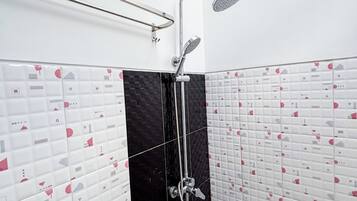 Dusche, kostenlose Toilettenartikel, Haartrockner, Hausschuhe