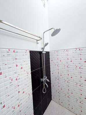 Dusche, kostenlose Toilettenartikel, Haartrockner, Hausschuhe