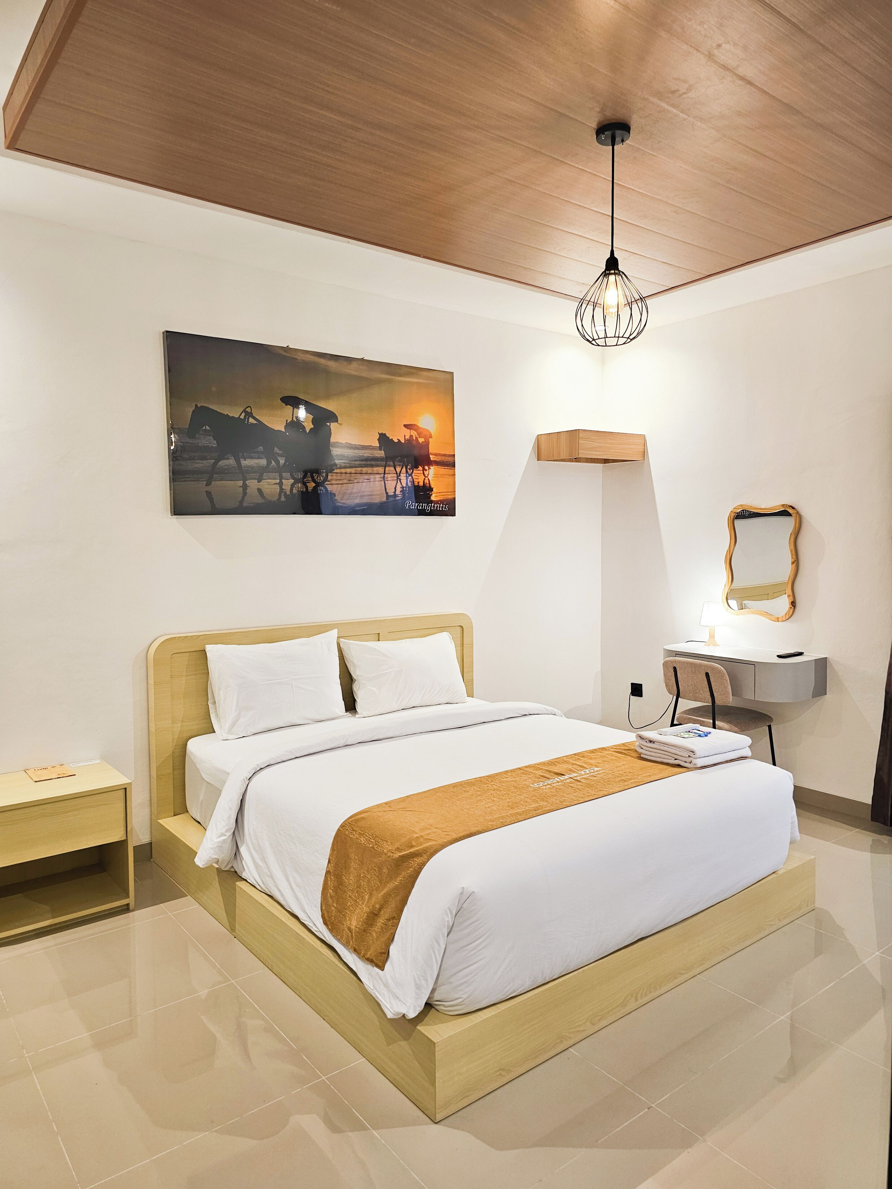 Studio Deluks, patio, pemandangan kolam renang | Brankas, meja kerja, ruang kerja ramah laptop, dan tirai kedap cahaya