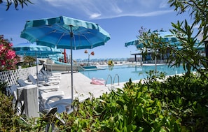 A pool area with lounge chairs, umbrellas, and a clear view of the ocean. - Nice home in Torino di Sangro with WiFi (Torino di Sangro)