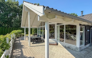 Outdoor dining - Beautiful home in Væggerløse with sauna (Væggerløse)