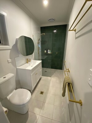 Dusche, Handtücher, Seife, Toilettenpapier