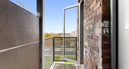 Serenity Cloud Apartment in Vibrant Footscray