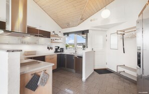 Coffee/tea maker, fridge, microwave, oven - Amazing home in Hvide Sande with sauna (Hvide Sande)