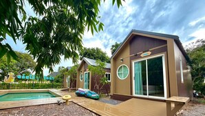 A bungalow with a pool, a deck, and a small garden area. - Plumgoland (Pak Tho)