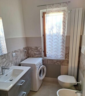 Secadora de cabello, toallas, jabón, papel de baño 