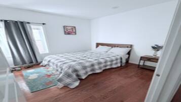 4 bedrooms, iron/ironing board, WiFi, bed sheets