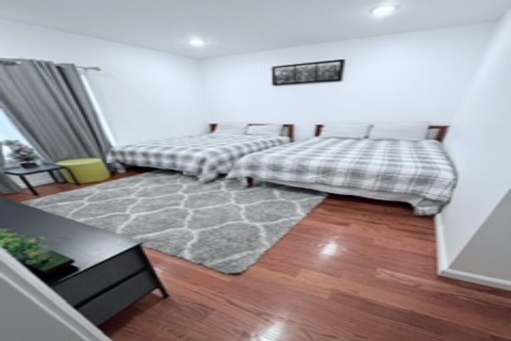 4 bedrooms, iron/ironing board, WiFi, bed sheets