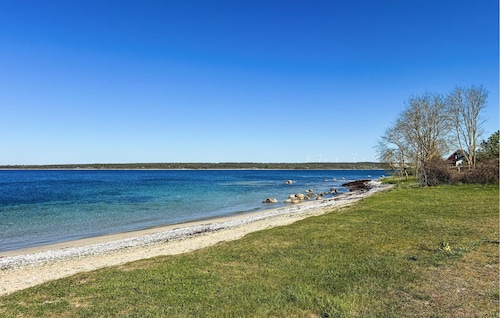 Awesome home in Lärbro with house sea view
