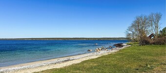 Awesome home in Lärbro with house sea view