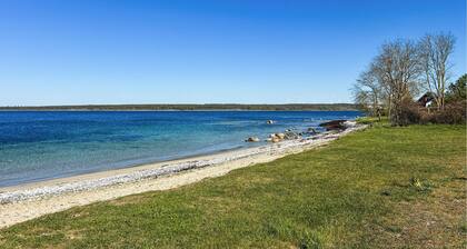 Awesome home in Lärbro with house sea view
