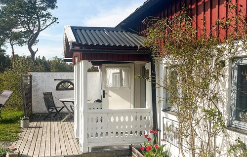 Awesome home in Lärbro with house sea view