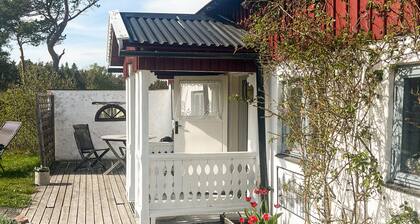 Awesome home in Lärbro with house sea view