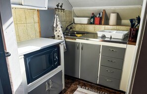 Fridge, stovetop, cookware/dishes/utensils - Awesome home in Lärbro with house sea view (Lärbro)