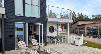 Cozy home in Brommösund with lake view