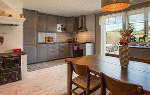 Fridge, microwave, oven, dishwasher - Gorgeous home in Djurås with WiFi (Djurås)