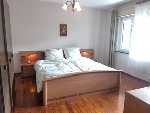 3 quartos, ferros/tábuas de passar roupa, Wi-Fi, roupa de cama