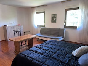 3 habitaciones, escritorio, tabla de planchar con plancha y wifi gratis