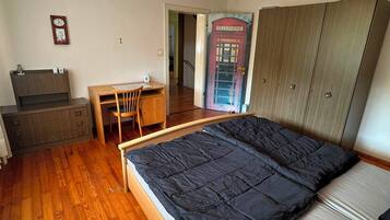 3 bedrooms, desk, iron/ironing board, free WiFi