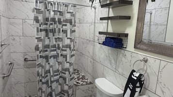 Serviettes fournies, savon, papier toilette