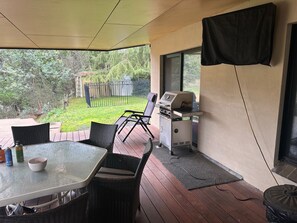 Outdoor dining - Taylor bay water sport playground (Taylor Bay)