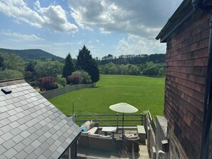 A rooftop patio with a view of a green field and trees. - Peak District Cottage near Hope Station (Hope)