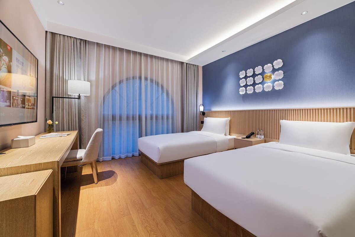 Phòng 2 giường đơn cơ bản | Bộ đồ giường kháng dị ứng, chăn bông, nệm có lớp đệm bông