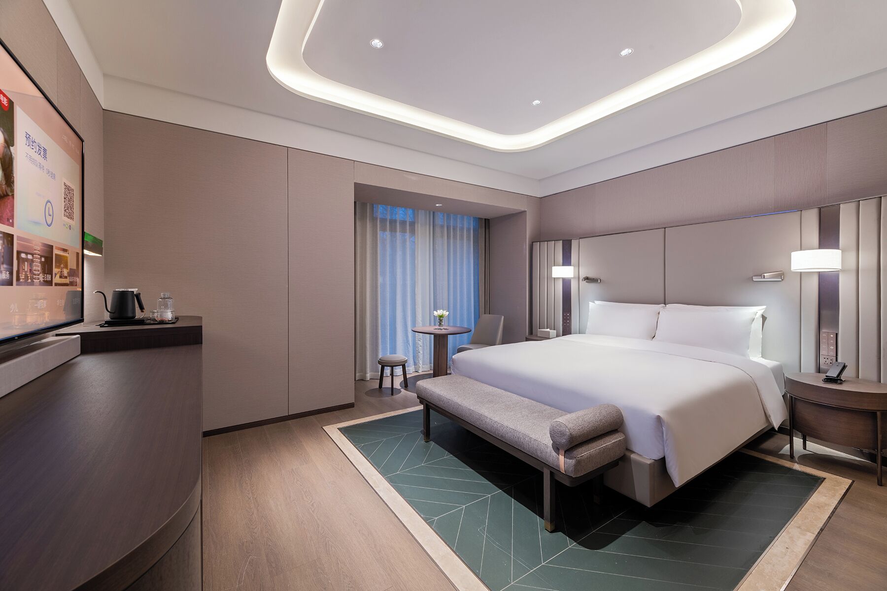 Phòng đôi Cao cấp, quang cảnh thành phố | Bàn, màn/rèm cản sáng, bàn ủi/dụng cụ ủi quần áo 