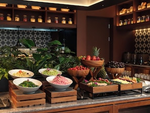 Petit déjeuner buffet servi tous les jours en supplément