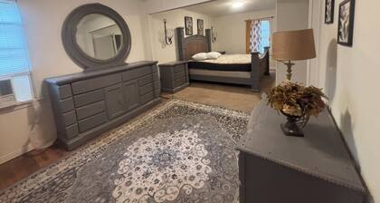 Vintage- Getaway Fabulous 3-bedroom house with AC in charming Columbus