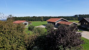 Ländliche Landschaft mit Scheunen und offenen Feldern.