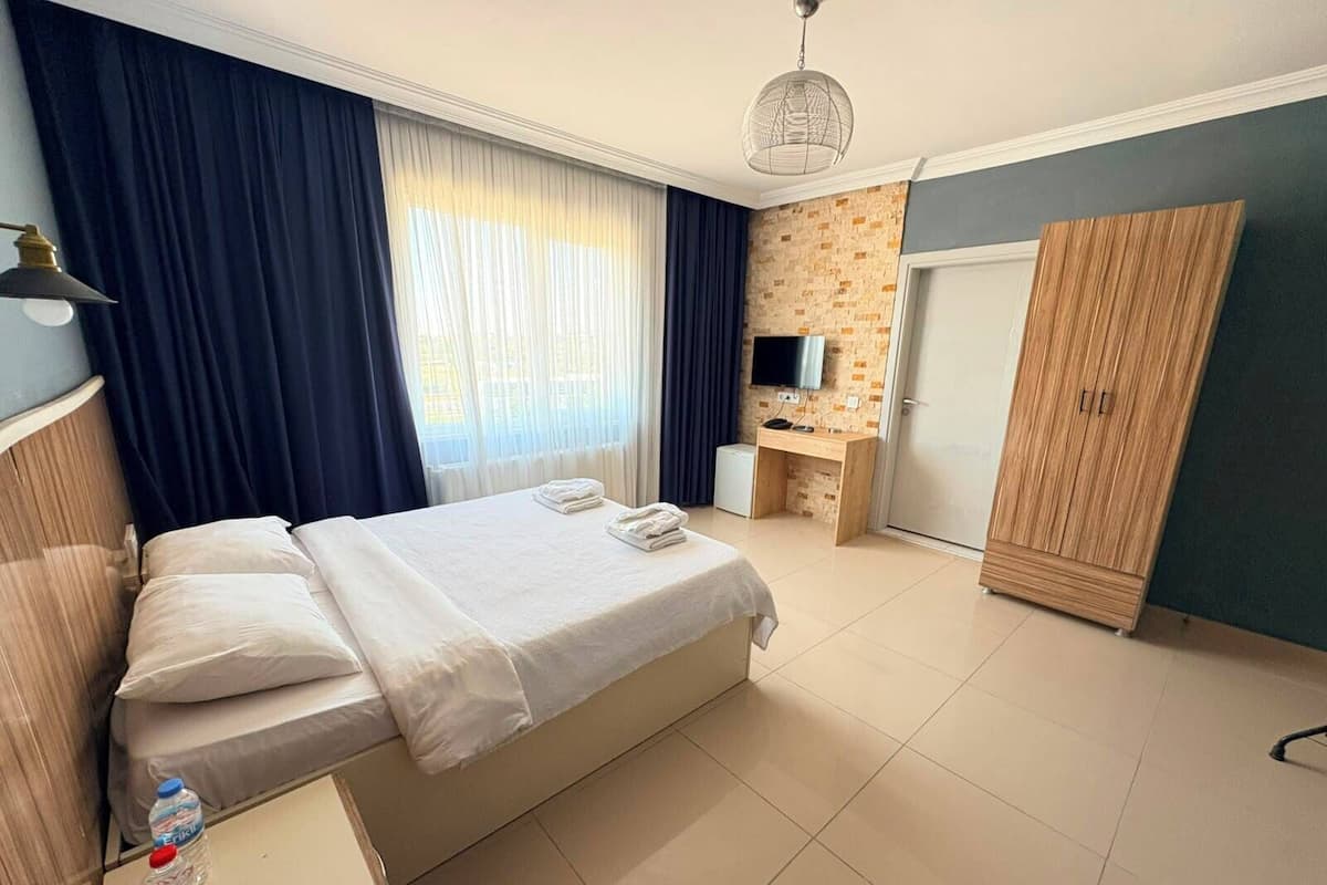 Habitación doble, vista a la ciudad | Escritorio, espacio para trabajar con laptop y wifi gratis