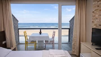 Tweepersoonskamer, uitzicht op zee | Een bureau, een laptopwerkplek, gratis wifi