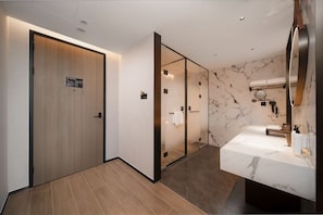Habitación individual económica | Baño | Amenidades de baño gratuitas, secadora de cabello, toallas, jabón 
